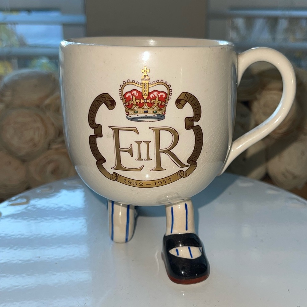 Carlton Ware  - Silver Jubilee‎ Commemorative Kneeling Mug Queen Elizabeth II